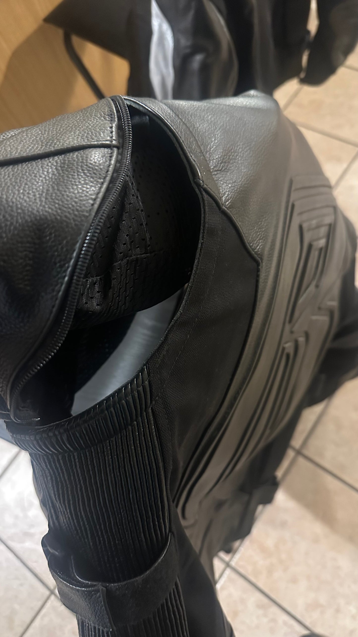 EMOSSED RR VEST JACKET
